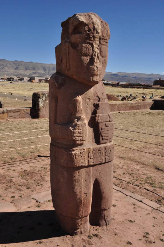 Uma das poucas estátuas ainda de pé nas ruínas de Tiahuanaco, na Bolívia